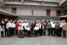 Foto de grupo en el Atrio, con Catalán, los miembros de la Mesa, Parlamentarios e integrantes de ANAPAR