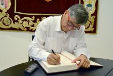 El embajador, Miguel Calahorrano, firmó en el libro de honor del Parlamento.