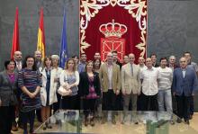Alberto Catalán, con la delegación de la Casa de la Comunidad de Valencia en Navarra, en la Sala Institucional