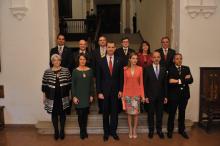 Los Príncipes con el Gobierno de Navarra y el Presidente del Parlamento.