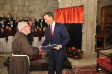 El Príncipe Felipe entrega el premio a Tarsicio de Azcona.