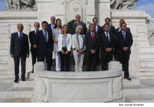 Catalán y el resto de presidentes ante el monumento a las Cortes de 1812, en la plaza de España de Cádiz