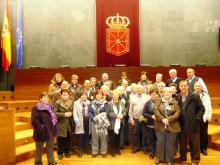 Alberto Catalán, con los jubilados y pensionistas de 'Rochapea Vieja' en el Salón de Plenos