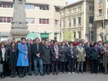 Alberto Catalán, junto a representantes políticos, autoridades y ciudadanos, en la Plaza del Vínculo