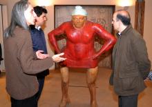 Catalán atiende las explicaciones de Javier Briongos ante la escultura 'Escarrachada' de Francisco Leiro