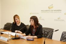 La Presidenta del Parlamento, Ainhoa Aznárez y la directora del INAI, Mertxe Leranoz