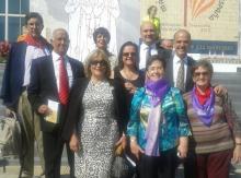 Catalán junto a familiares de uno de los religiosos navarros beatificados.