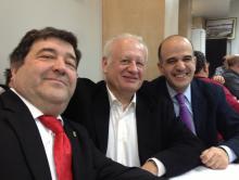 De izq. a dcha. José Aguado, presidente de la Federación de Sociedades Gastronómicas El Hortelano, Juan Echanove y Alberto Catalán