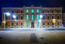 Fachada del Parlamento iluminada de color turquesa