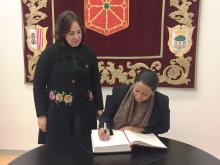 La cónsul ha firmado en el libro de firmas del Parlamento de Navarra.