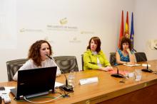 Paula Mauro (izqda.) en la presentación de la jornada en el Parlamento de Navarra