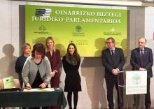 La Presidenta del Parlamento de Navarra en la firma del Diccionario