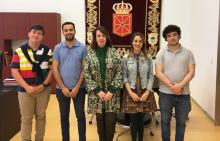 Los miembros de la Mesa del Parlamento Joven junto a las presidentas del Parlamento de Navarra y Parlamento Joven