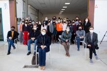 Miembros de la Comisión de Cultura y Deporte junto a las directoras y alumnado del centro